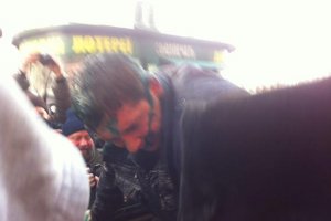 Харьковского депутата Скоробогача облили зеленкой и бросили в мусорный бак