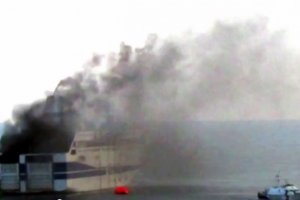 У берегов Греции горит паром - пассажиров эвакуируют