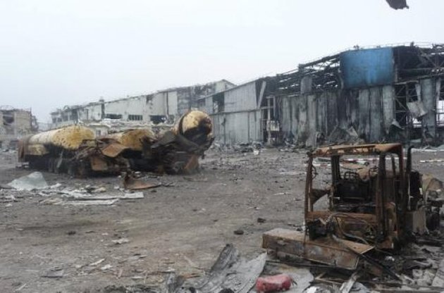 В аеропорту Донецька тривають бої, злітна смуга зруйнована