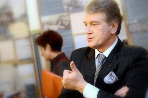 Ющенко считает стремительное падение гривни результатом политики правительства