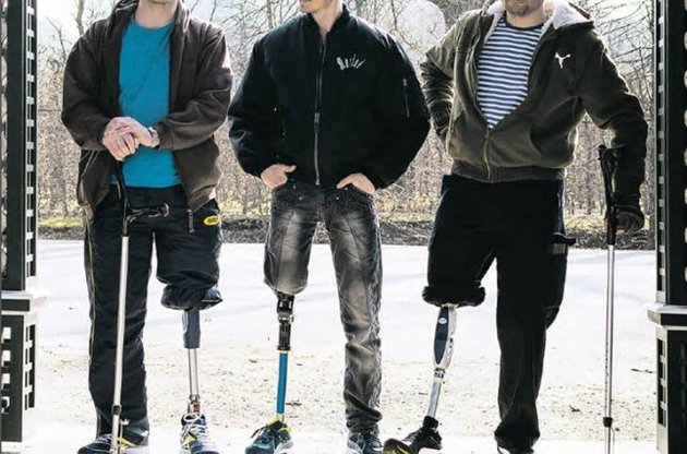 Украинские бойцы-инвалиды попали на обложку австрийского журнала