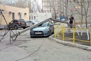 Ураган в России сносит автомобили и валит столбы
