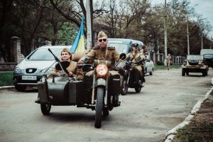 В зоне АТО прошел патриотический ретро-автопробег ко Дню Победы