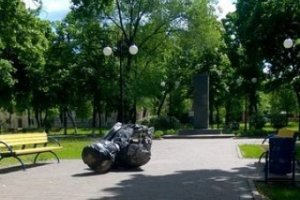 В Харькове повредили еще три памятника советским деятелям