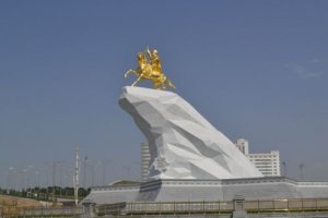 Президент Туркменістану поставив собі позолочений пам'ятник у центрі столиці  – Reuters