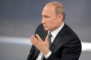 Путин обязал российских чиновников сдавать полученные подарки