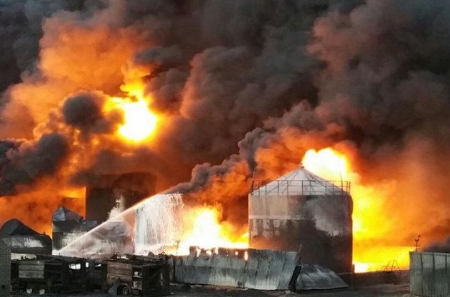 СМИ сообщают о новом взрыве на нефтебазе в Василькове