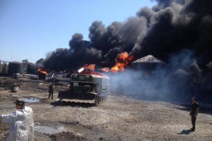 На горящей нефтебазе пожарные возобновили пенную атаку