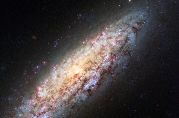 Hubble передав вражаюче фото самотньої галактики
