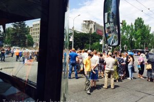 В Донецке митингующие перекрыли улицу: одни хотят наступления "ДНР", другие - прекращения обстрелов