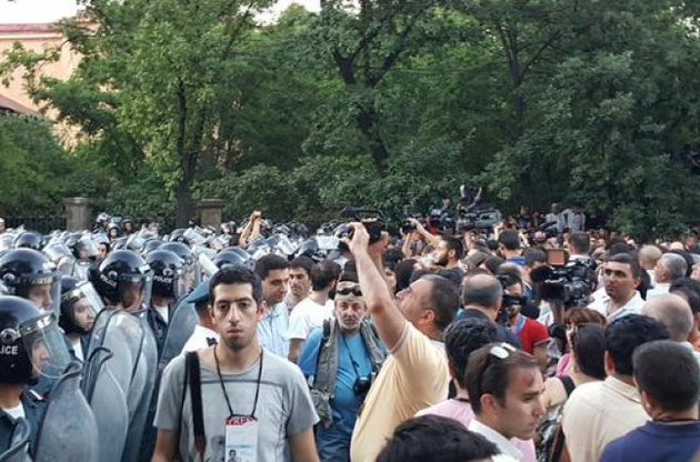 Поліція Вірменії обіцяє "жорсткі" дії в разі блокування протестувальниками інших вулиць