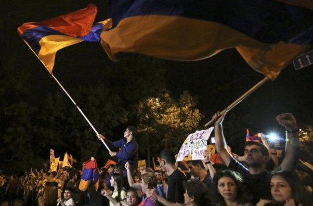 Поліція Вірменії перекрила центр Єревану і оточила протестувальників. Онлайн-трансляція