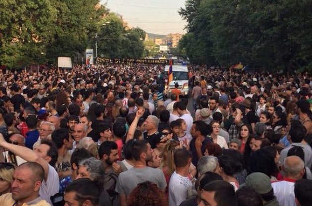 В Ереване полиция не решилась разогнать протестующих, пытается разобрать их баррикады