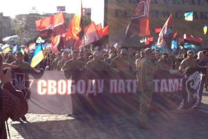 В центре Киева добровольческие батальоны проводят марш: онлайн-трансляция