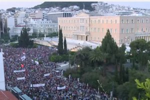 В Афинах греки организовали две независимые акции протеста
