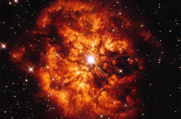 NASA опубликовало впечатляющее фото слияния звезды и туманности
