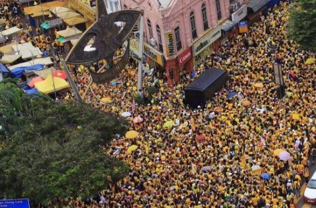 В столице Малайзии протестуют несколько тысяч человек, требуя отставки премьера