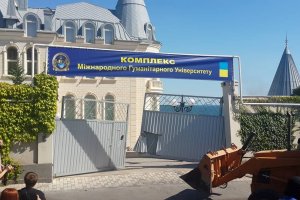 В Одессе активисты захватили "замок" Кивалова