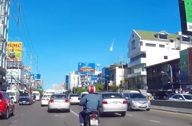 В сети появилось видео падения метеорита в Бангкоке