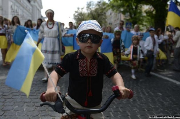 В Киев прошел мегамарш в вышивках