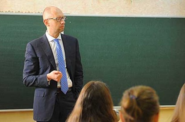 Яценюк запропонував ввести контрактну форму роботи для вчителів