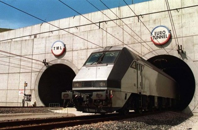 В тоннеле под Ла-Маншем остановили движение поездов из-за попытки прорыва беженцев