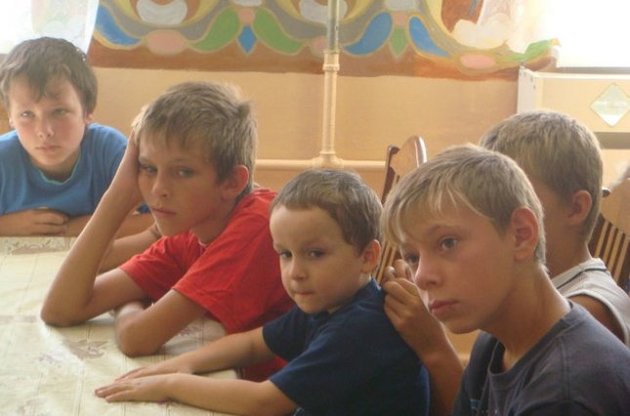 Украина не регистрирует детей, потерявших в зоне военных действий родителей – эксперт