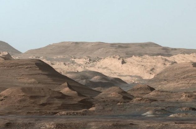 Марсоход Curiosity передал на Землю фото богатых железом гор в кратере Гейла