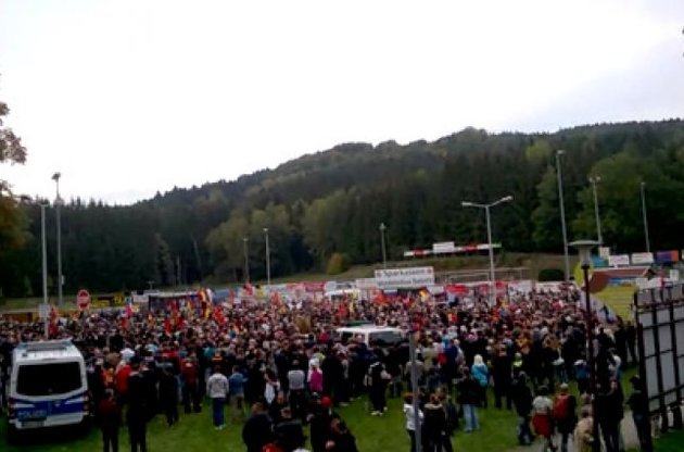 Тысячи немцев вышли протестовать против беженцев в Саксонии