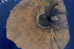 Причиной рекордного древнего цунами стал обвалившийся вулкан