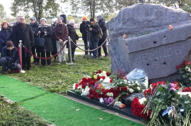 В Москве открыли памятник Борису Немцову
