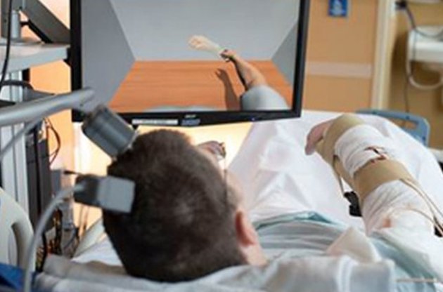 Мозковий імплантат допоміг паралізованій людині знову управляти рукою