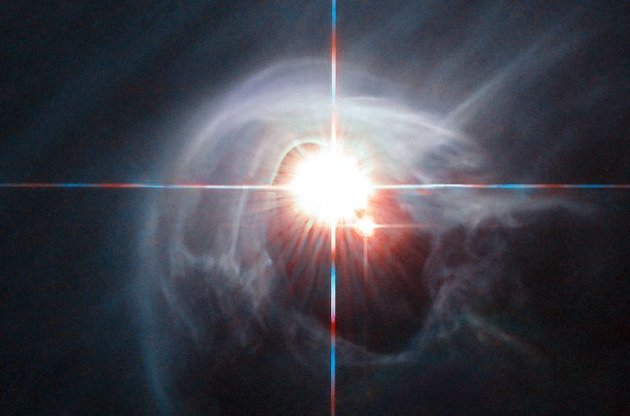 Телескоп "Хаббл" сделал впечатляющее фото звездной системы в центре пылевого кольца