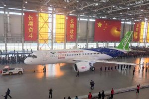 Китай представил первый пассажирский самолет собственного производства