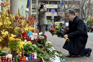 Порошенко, Яценюк и члены украинского правительства прибыли к посольству Франции