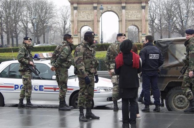 Во Франции задержаны родственники одного из парижских смертников - СМИ