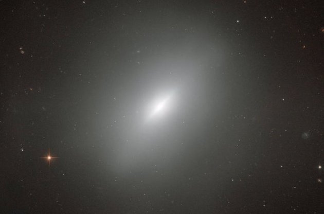 "Хаббл" сделал снимок  необычной эллиптической галактики
