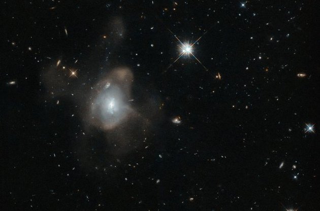 Телескоп "Хаббл" снял "вальс галактик"