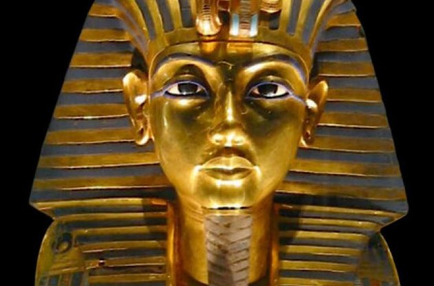 Погребальная маска Тутанхамона изначально была сделана для Нефертити - ученые