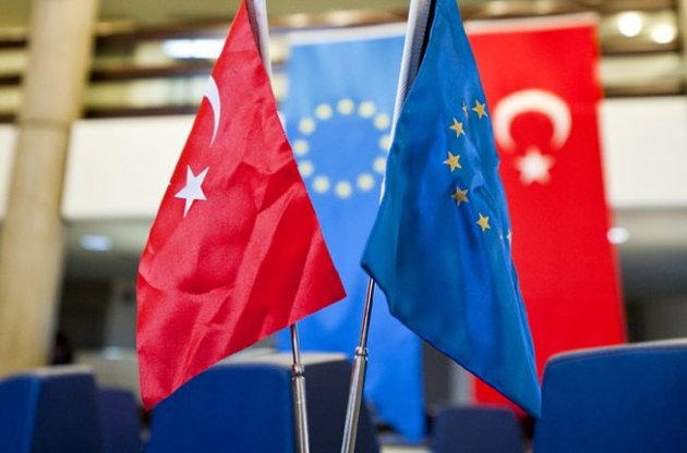 ЄС обіцяє Туреччині три мільярди євро і скасування віз в обмін на рішення проблеми з біженцями