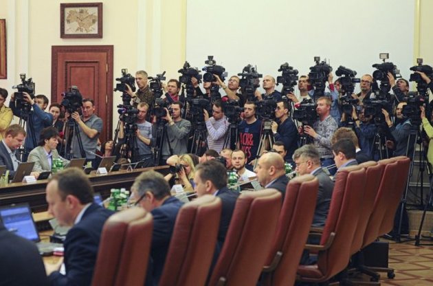 Более 70% украинцев уверены, что ведущие СМИ принадлежат олигархам