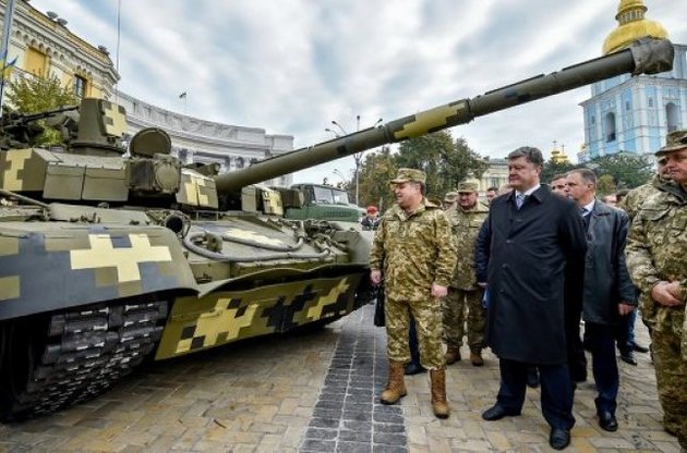 Порошенко считает успехом заключение 100 оружейных контрактов в 2015 году