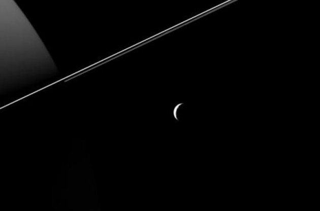 Станция Cassini передала на Землю снимок Тефии на фоне колец Сатурна
