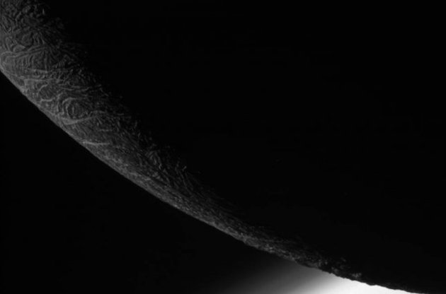 Станция Cassini передала на Землю снимки поверхности Энцелада в высоком разрешении