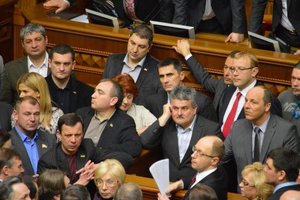 Депутаты заблокировали трибуну Рады: требуют перевыборов в Кривом Роге