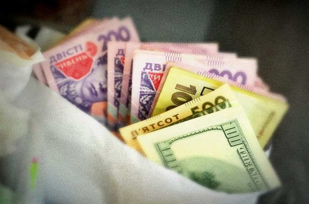 В 2015 году украинцы забрали из банков треть валютных депозитов