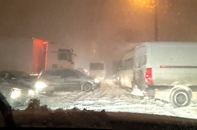 У Дніпропетровську через снігопади обмежено вантажоперевезення