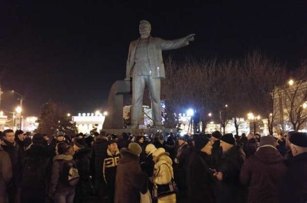 В Днепропетровске снесли памятник большевику Петровскому
