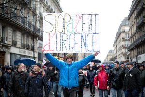 Во Франции прошли акции протеста против режима чрезвычайного положения