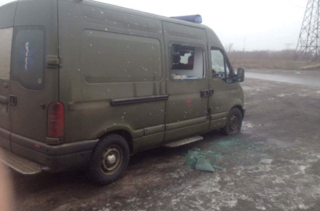 Боевики обстреляли из минометов "скорую" волонтеров на КПВВ "Майорск", есть раненые